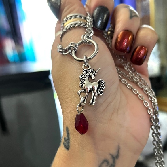 Stainless steel cable chain necklace silver plated unicorn charm & red crystal - Picture 4 of 8